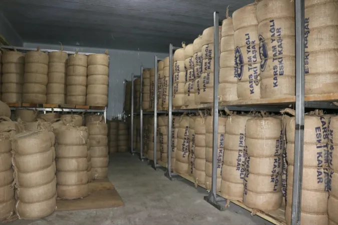 <p>İşletme sahibi Murat Doğan, AA muhabirine, yaklaşık 5 yıldır  <a href="https://www.gunestv.com/haberleri/agri" class="tag-link" title="Tüm Ağrı haberleri" target="_blank">Ağrı</a>'da köylerdeki üreticilerden satın aldıkları sütlerle kaşar peyniri ürettiklerini söyledi.</p>