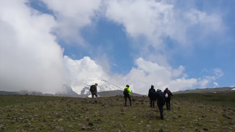 Ağrı Dağı'nın 3 bin 500 rakımında bulunan meteor çukurları, dağcıların yeni rotası oldu. 
Yurdun en yüksek noktası olan 5 bin 137 metre rakımlı Ağrı Dağı, yurt içi ve dışından yılın her dönemi dağcıları ağırlıyor.
