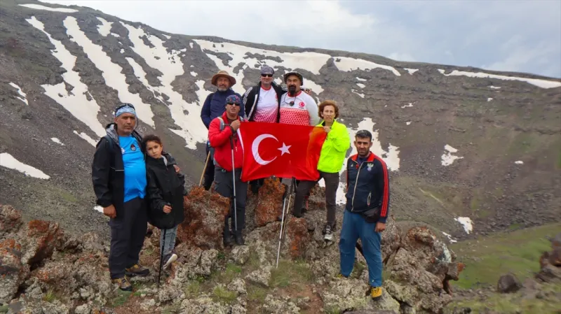 <p>Meteor çukuru oldukları bilinen bu çukurların araştırmacılar tarafından da ziyaret edildiğini belirten Öztürk, "2 bin 200 rakımlı Korhan Yaylası'ndan saat 5'te tırmanışa başladık, saat 14.00 gibi hedefimize ulaştık.  <a href="https://www.gunestv.com/haberleri/agri" class="tag-link" title="Tüm Ağrı haberleri" target="_blank">Ağrı</a> Dağı herkesin hayalindeki, tırmanmak istediği bir dağ. Bunun yanında keşfedilmeyi bekleyen yerleri de var. Bugün de dağın kuzey doğu yamacında bulunan ikiz meteor çukurlarına geldik. Burası da herkesin, bilim adamlarının ve dağcıların görmek istediği bir yer." dedi.</p>