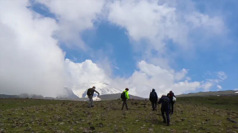Ağrı Dağı'nın 3 bin 500 rakımında bulunan meteor çukurları, dağcıların yeni rotası oldu. 
Yurdun en yüksek noktası olan 5 bin 137 metre rakımlı Ağrı Dağı, yurt içi ve dışından yılın her dönemi dağcıları ağırlıyor.