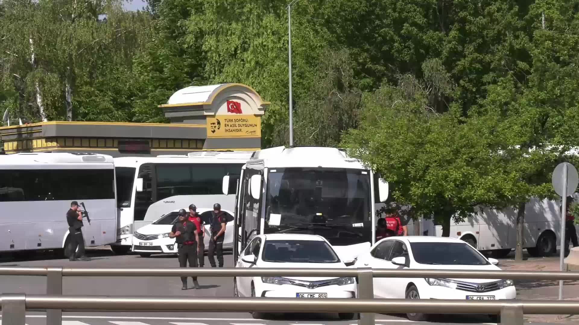 CHP'de grup toplantısı krizi: Özel ve Kılıçdaroğlu farklı kürsülerden konuştu