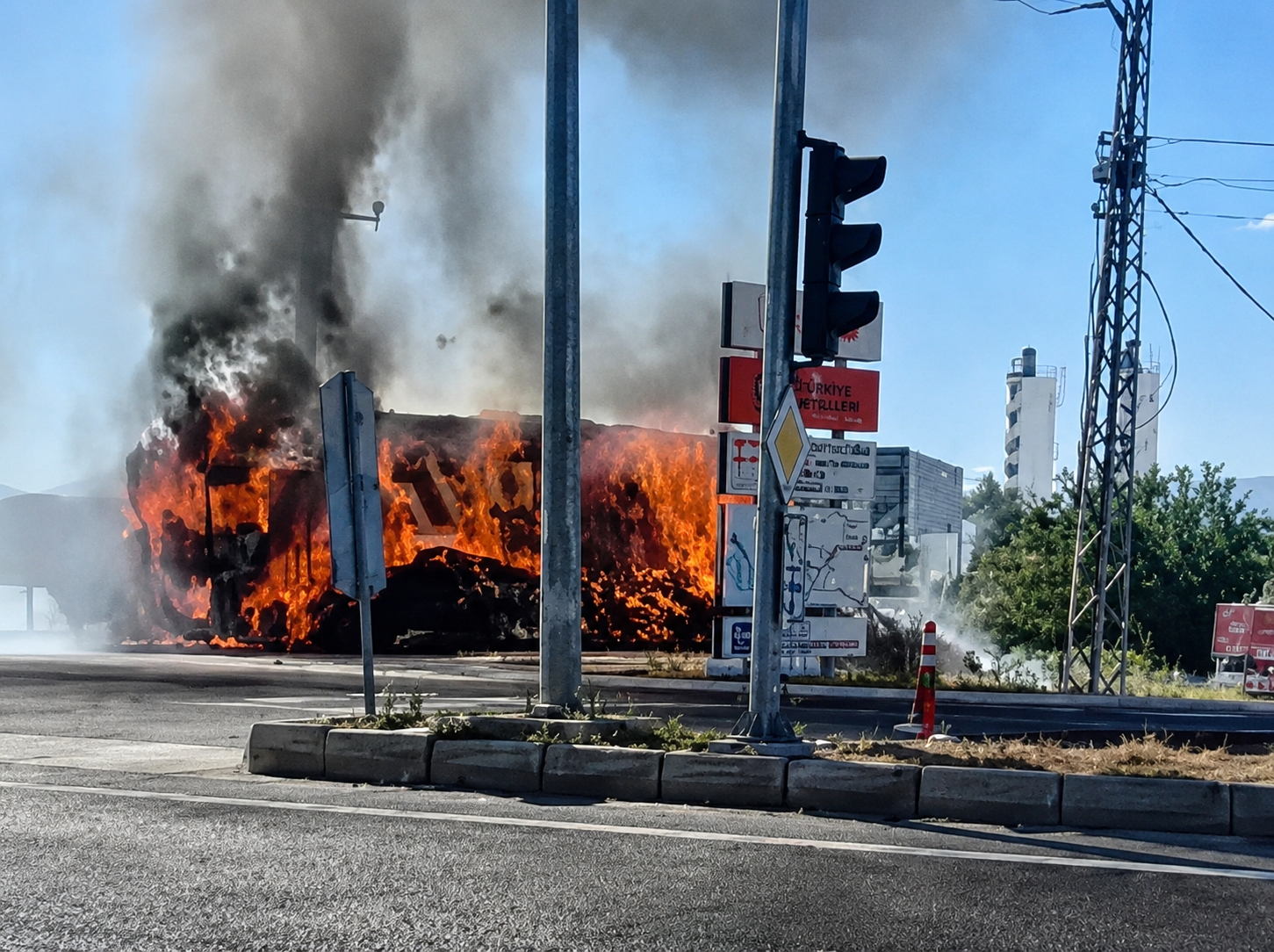 Malatya-Ankara Karayolunda Korku Dolu Anlar: Saman Yüklü Tır Alev Alev Yandı!