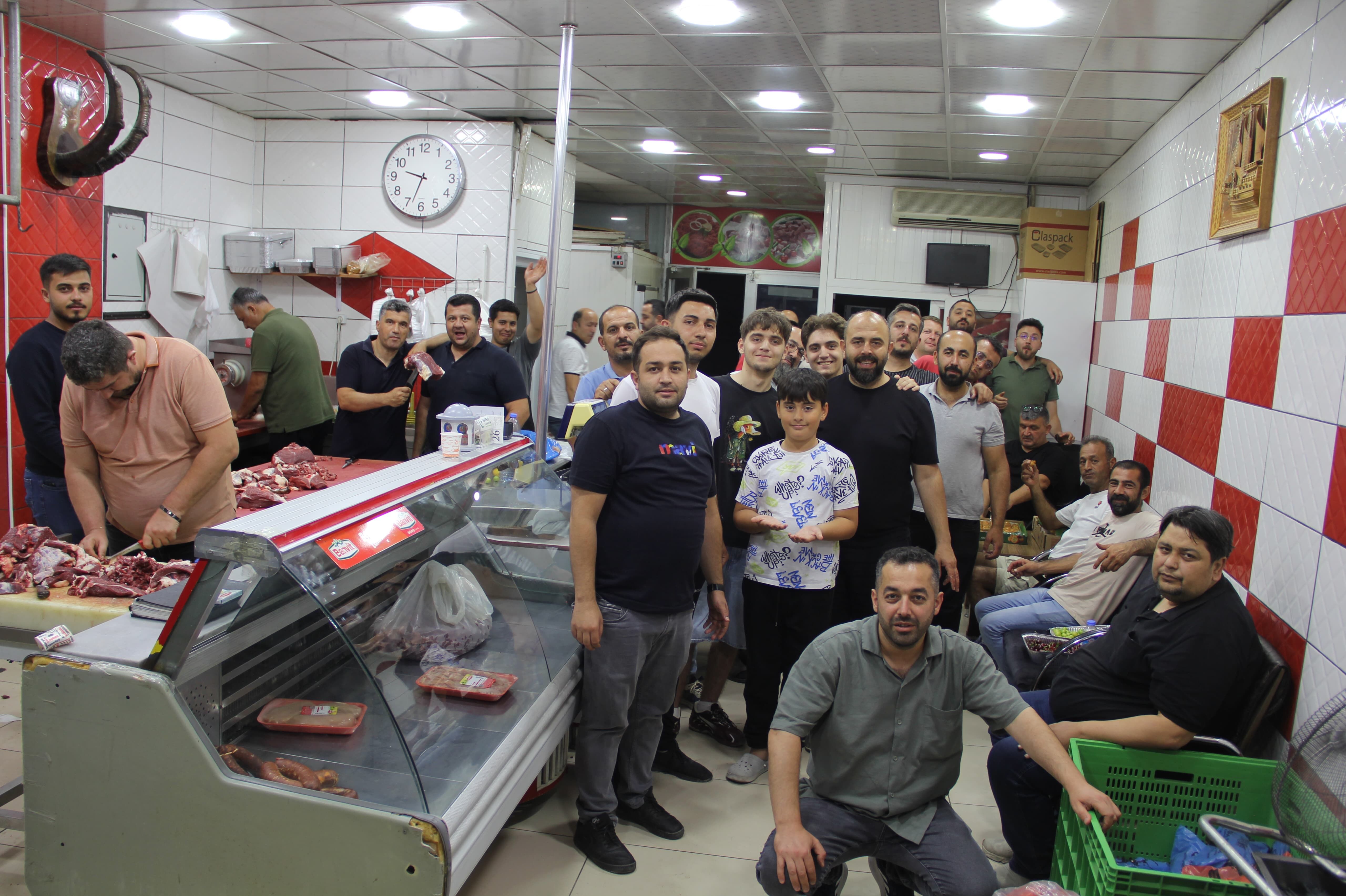 400 Kilogram Eti 2 Saatte Hazırladılar! Darende'de Asırlık Gelenek İçin Gençler Bıçakları Kuşandı