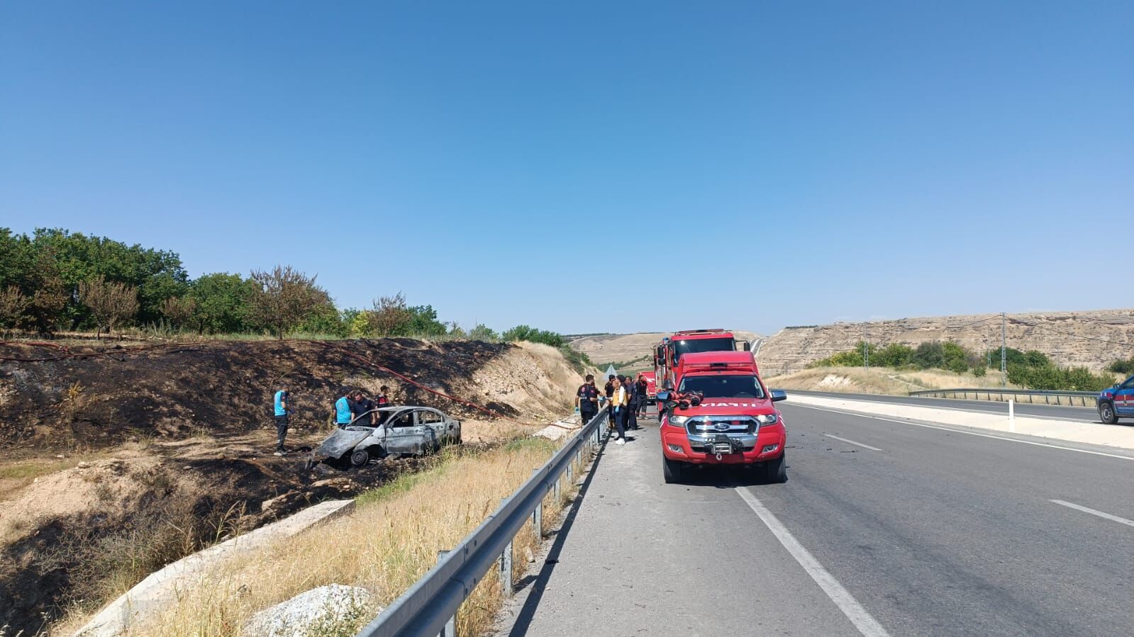 Akçadağ'da Bahçeye Uçan Otomobil Saniyeler İçinde Alev Topuna Döndü: Baba Yaralı, Oğlu Feci Şekilde Can Verdi!