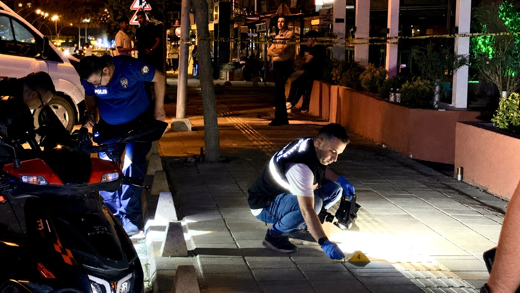 Malatya’da Gece Yarısı Dehşeti: Hareket Halindeki Araçtan Kafeye Kurşun Yağdı!