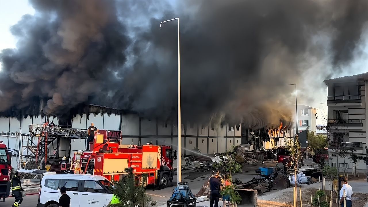 Malatya'da Deprem Konutları Şantiyesinde Yangın: Bitişik Nizam Koğuşlar Alev Alev Yandı!