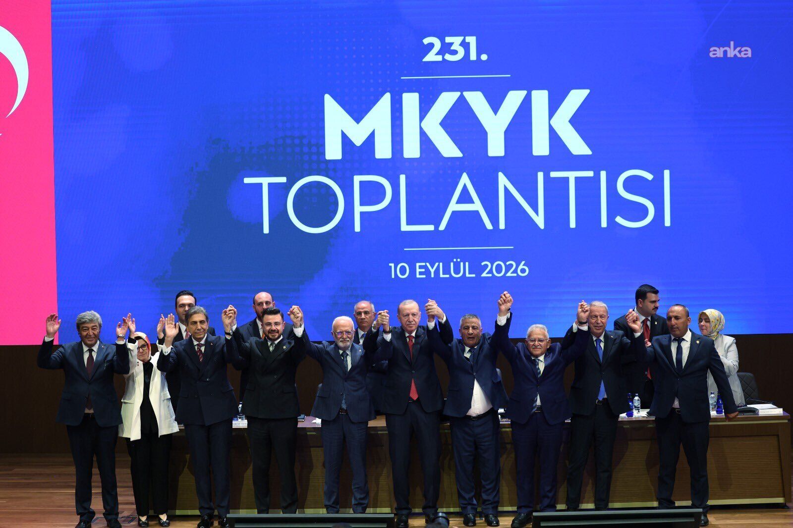 Cumhurbaşkanı Erdoğan Katılan Belediye Başkanlarına AK Parti Rozetlerini Taktı