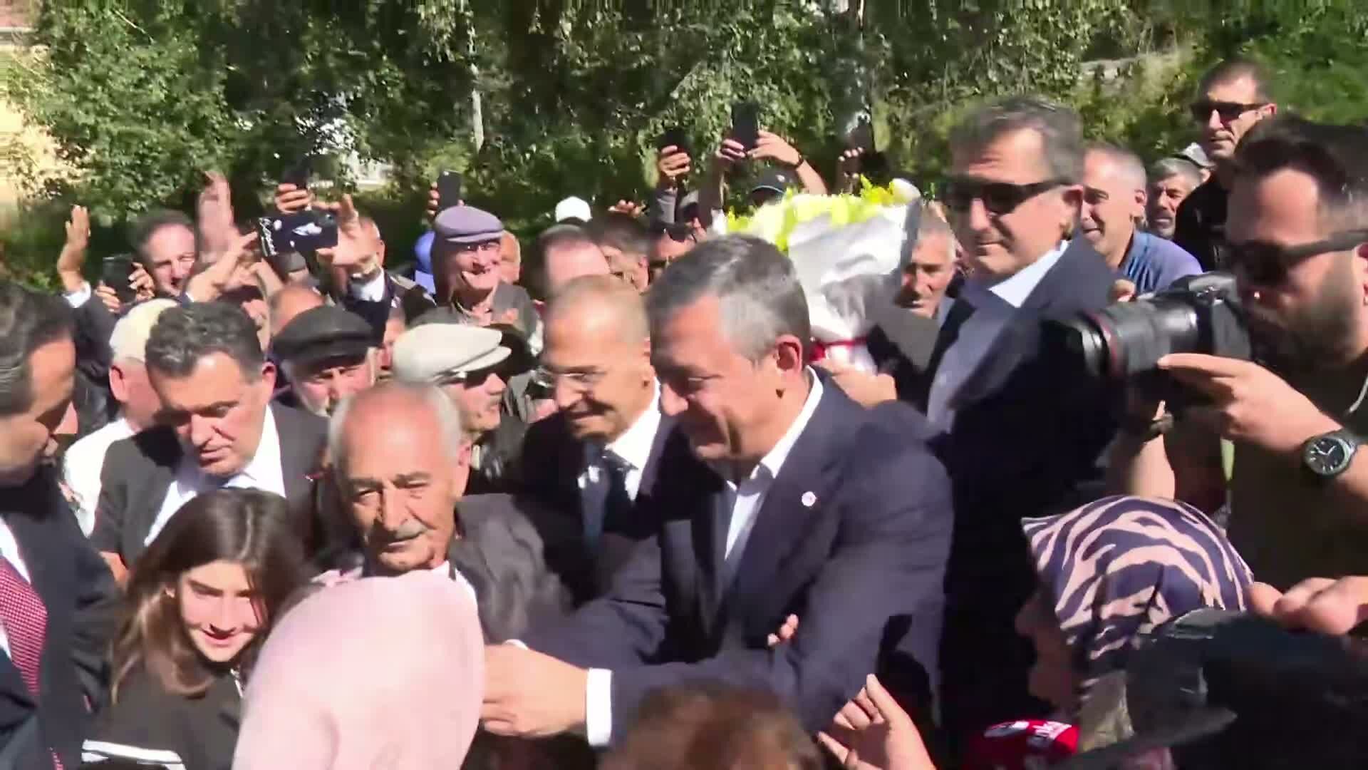 Özgür Özel Ardahan'da Köylü Kadınları Dinledi: "Torpil Var, Geride Kaldık" Feryadına Sloganlı Yanıt!