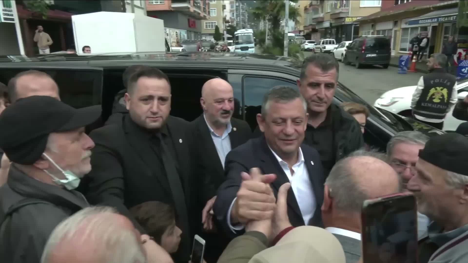 Özgür Özel Arhavi Pazarında Vatandaş ve Esnafla Buluştu