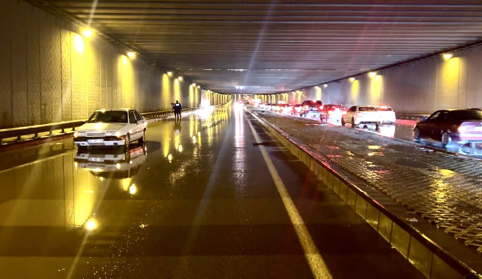Malatya Çevreyolunu Su Bastı: Alt Geçitler Tıkandı, Sorumluluk Tartışması Başladı