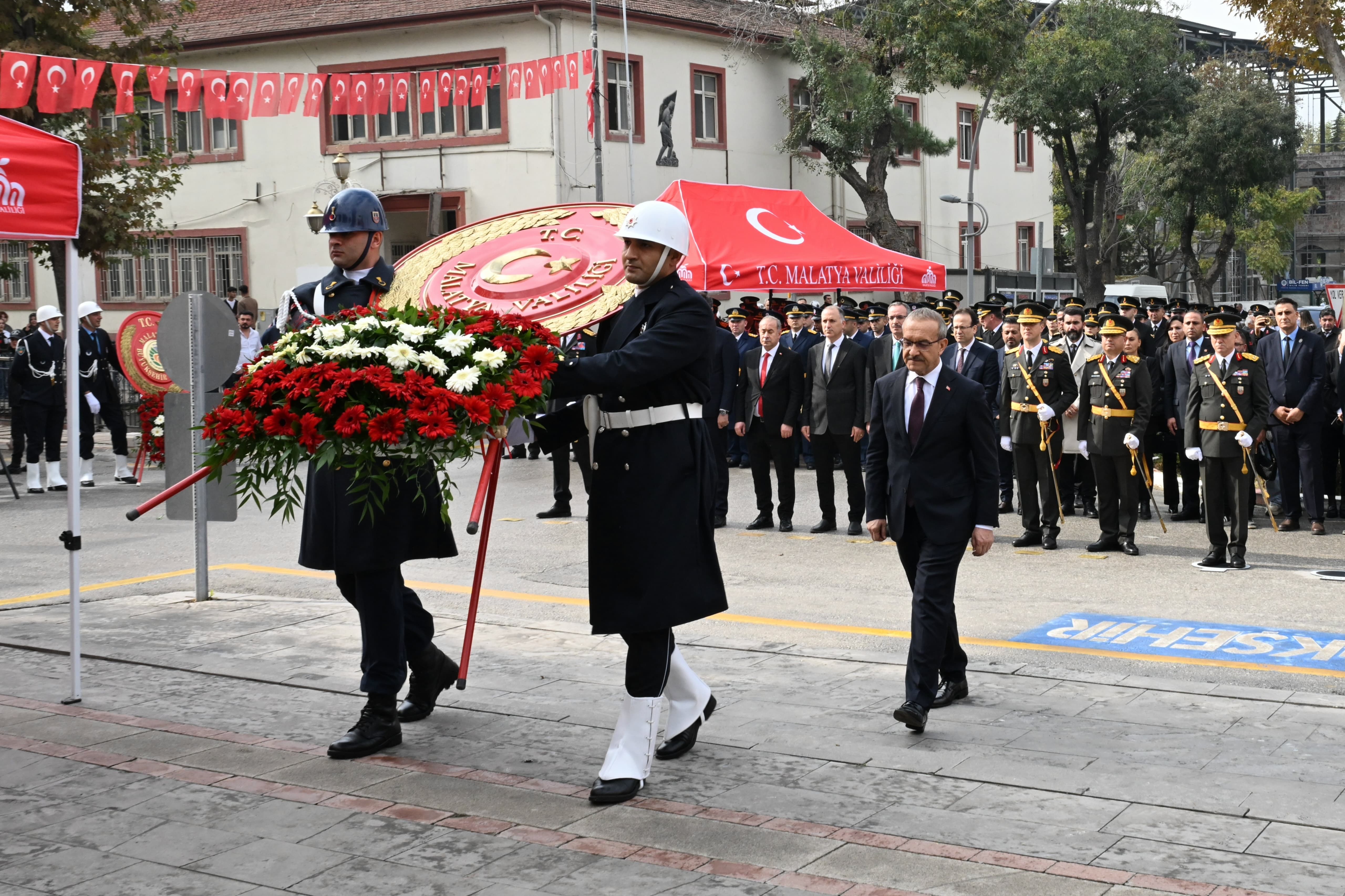 Malatya'da Cumhuriyet'in 103'üncü Yılı Törenlerle Kutlanıyor: Atatürk Anıtı'na Çelenk Sunuldu
